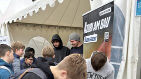 Zwei Schüler, die sich über eine Handwerkliche Arbeit beugen.