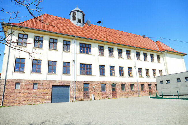 Hauptgebäude_und_unterer_Schulhof