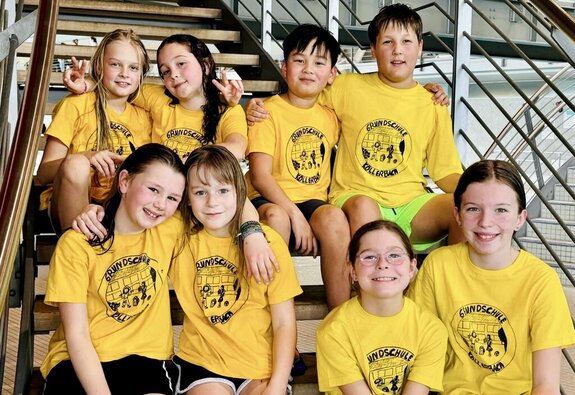 h.R.v.l.: Sintija B., Eva Sch., Anthony T., Felix v.A.
v.R.v.l.: Julia R., Lena N., Amélie Sch., Mia L. IMG_0467