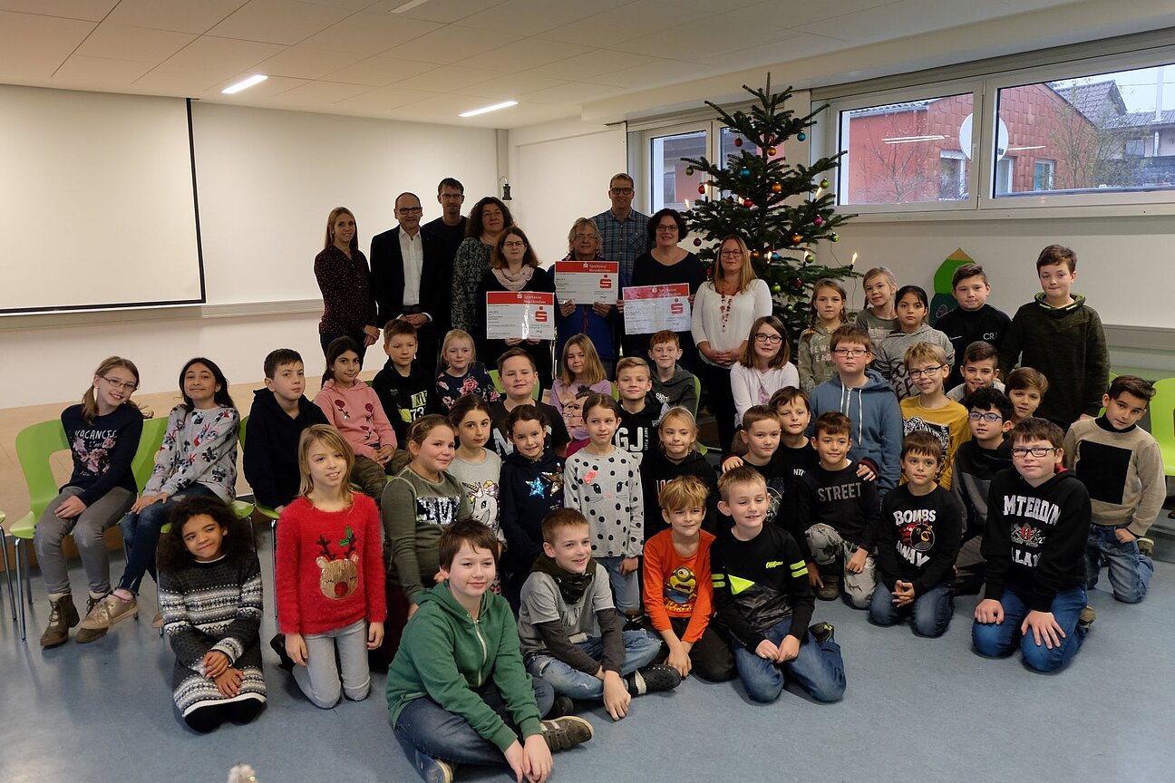 Spendenuebergabe_Grundschule_Hlg_klein