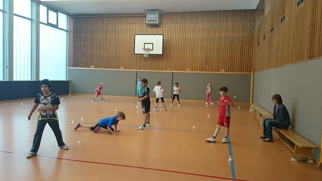 2a_beim_Aufwärmspiel_mit_Federbällen