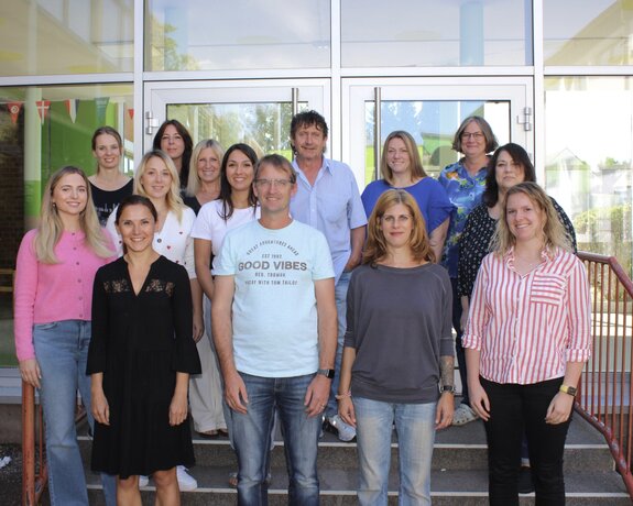 (v.l.n.r: oben: Frau Feißt, Frau Götz, Frau Gestel, Herr Meiser, Frau Baltes, Frau Wolf;
Mitte: Frau Wagner, Frau Fischer, Frau Denig;
vorne: Frau Krivdic, Frau Sticher, Herr Weber, Frau Heinen-Uder, Frau Paltz) PHOTO-2025-08-26-09-45-20