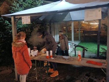 und natürlich der Waffelverkauf... 20251214_173136