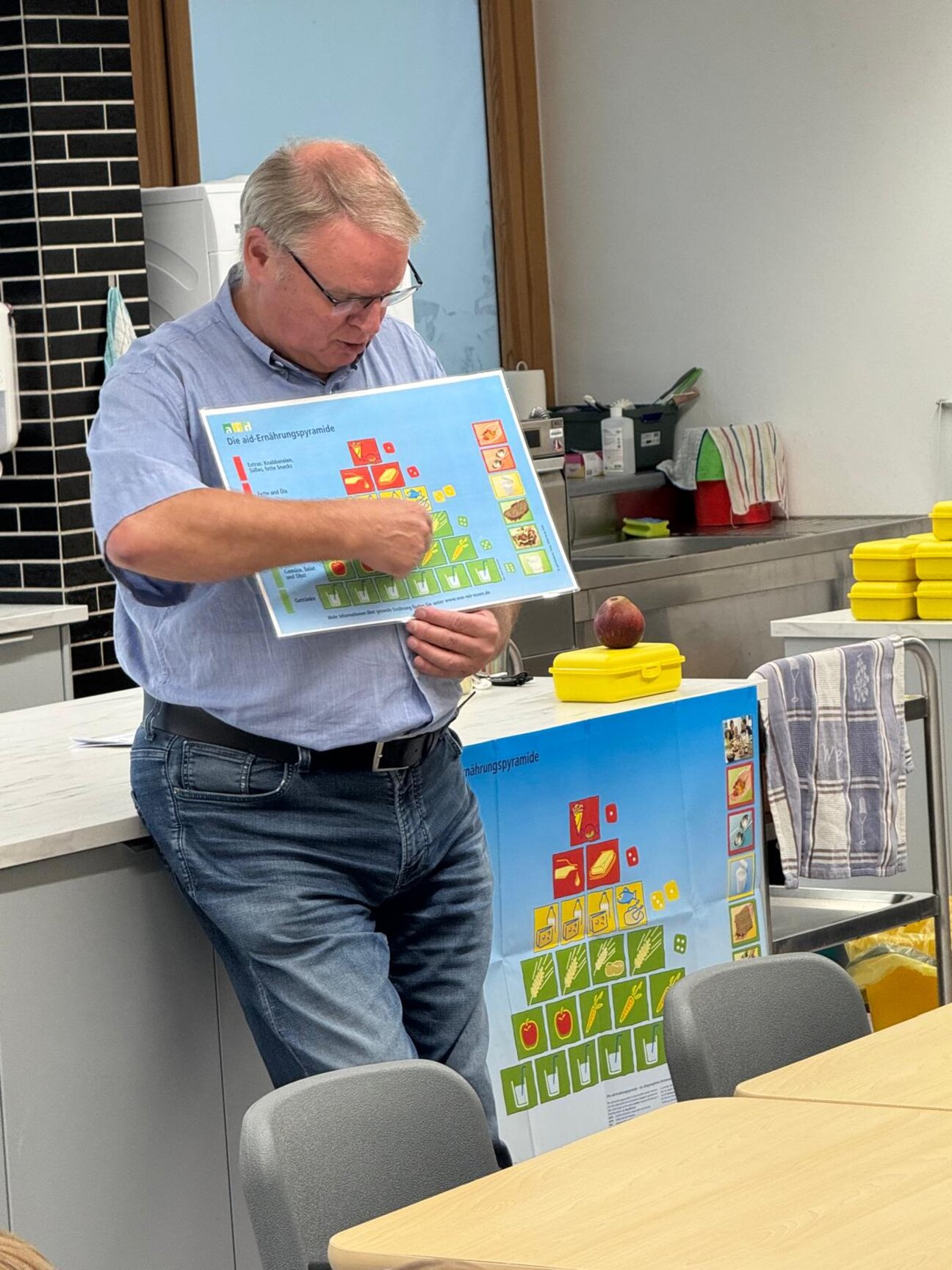 verwendet_Ortsvorsteher_Markus_Hauck_erklärte_bei_der_Verteilung_die_Ernährungspyramide_Nadine_Backes