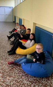 Von vorne nach hinten: Helena Kläs, Samina Duhic, Lisandro Neri, Bijondina Bala, Lenia Hefner und Lilli Burg beim Warten auf den Vortrag. 230323_lesedino